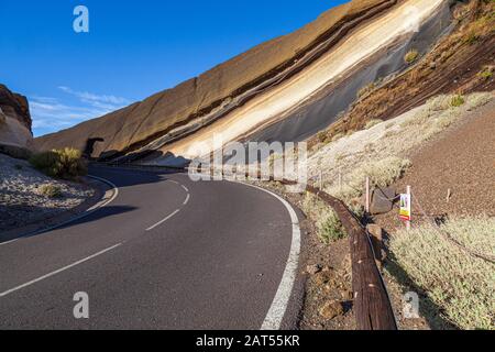 la route de montagne serpentant à travers le mirador la tarta une formation de roches de lave géo-couches à tenerife Banque D'Images