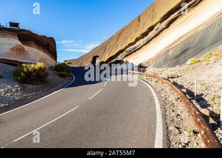 la route de montagne serpentant à travers le mirador la tarta une formation de roches de lave géo-couches à tenerife Banque D'Images