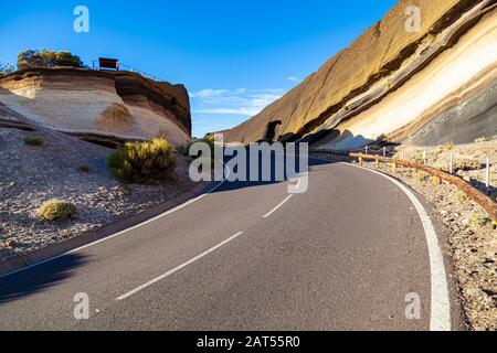 la route de montagne serpentant à travers le mirador la tarta une formation de roches de lave géo-couches à tenerife Banque D'Images