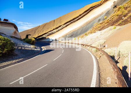 la route de montagne serpentant à travers le mirador la tarta une formation de roches de lave géo-couches à tenerife Banque D'Images