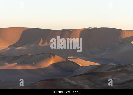 la formation de dunes de sable dans le dasht e lut ou le désert du sahara avec des plantes et des ombres Banque D'Images