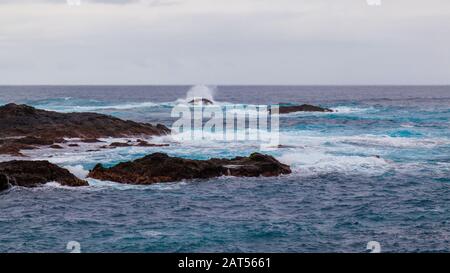 vagues se brisant sur les rochers sur la mer turquoise de la côte de l'océan atlantique Banque D'Images