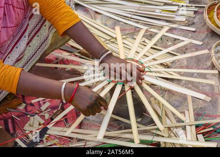 Femme rurale tissage à la main d'un panier à partir de brins de canne à bambou à un tarif artisanal à Kolkata Banque D'Images