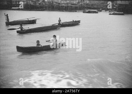 Série Borneo; appartient à l'article d'Ensign Heart Wigzen sur les Dajaks pour World News [enfants à prauwen] Date: Juin 1948 lieu: Borneo, Indonésie, Kalimantan, Pays-Bas East Indies Banque D'Images