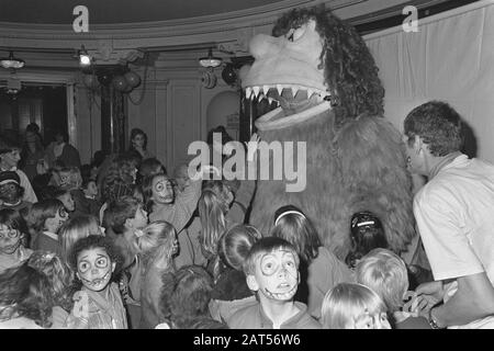 Les enfants rencontrent Maximonster à Stadschouwbrug Amsterdam en relation avec l'opéra Max et les Maximonsters Date: 13 décembre 1986 lieu: Amsterdam, Noord-Holland mots clés: Enfants, OPÉRAS Banque D'Images