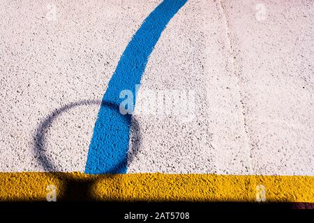 Ombre de basket-ball et de lignes de couleur sur un arrière-plan de plancher. Banque D'Images