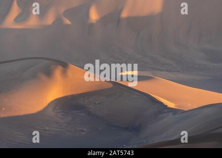 la formation de dunes de sable dans le dasht e lut ou le désert du sahara avec des plantes et des ombres Banque D'Images