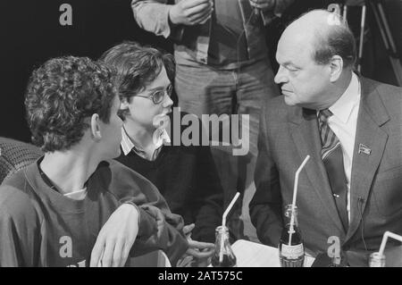 Les enfants qui parlent aux lauréats du prix Nobel à Amsterdam; Nicolai Basov Date : 30 mai 1987 lieu : Amsterdam, Noord-Holland mots clés : enfants, lauréats Banque D'Images