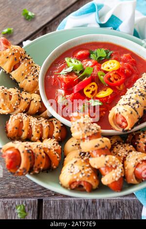 Cochons dans une couverture avec une salsa de tomate épicée Banque D'Images