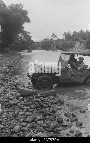 Régiment D'Action 3 Princess Irene Brigade/Colonel Servais [Mission Militaire Belge] A/D Wijnkoopsbaai [Wijnkoopsbaai. Une jeep traverse un passage à gué dans une rivière. En arrière-plan un pont dont la partie s'est effondrée] Date: 29 octobre 1947 lieu: Indonésie, Antilles néerlandaises de l'est Banque D'Images