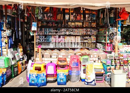 Istanbul, TURQUIE - 16 septembre 2019: Un marché de vente de divers produits pour animaux de compagnie à Istanbul, Turquie. Banque D'Images