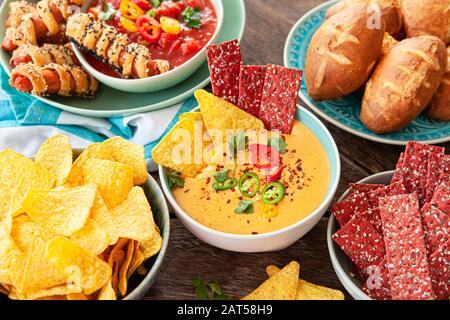 Délicieux aliments pour les doigts pour une fête d'observation du football Banque D'Images