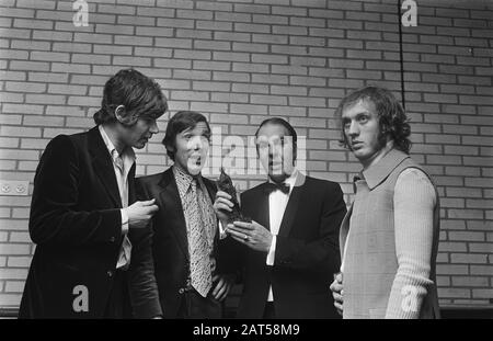 Willem Duys rejoint Edisons dans le programme TV Pour le Fist weg, v.l.n.n. Paul van Vliet, Frans Halsema, Willem Duys, Herman van Veen Date : 26 février 1971 mots clés : cabaretiers, prix, programmeurs, chanteurs Nom personnel : Duys, Willem, Halsema, Frans, Veen, Herman van, Vliet, Paul van Banque D'Images