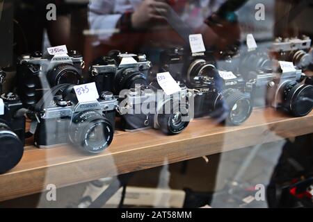 Istanbul, TURQUIE - 16 sept. 2019 : anciens appareils photo de cinéma exposés dans une vitrine de magasins. Banque D'Images