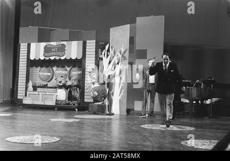 Willem Duys atteint Edisons dans une émission de télévision Pour le poing loin. GER Smit et Frans van Dusschoten (non visible) pour le Fabeltjeskrant Date : 26 février 1971 mots clés : Prix, programmes de télévision Nom personnel : Dusschoten, Frans van, Duys, Willem, Smit, Ger Banque D'Images