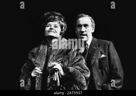Prunella Scales (comme Coral) et Simon Crolow (comme Guy Burgess) dans UN ANGLAIS À L'ÉTRANGER écrit et dirigé par Alan Bennett au National Theatre (NT), Londres en 1988. Prunella Scales, né en 1932, actrice anglaise, a nommé une CBE en 1992. Banque D'Images