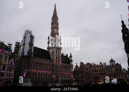 Bruxelles, Belgique. 30 janvier 2020. Un bâtiment sur Grand Place est éclairé avec des couleurs drapeau Union Jack. Crédit: Alexandros MICHAILIDIS/Alay Live News Banque D'Images