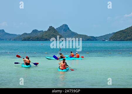 Koh SAMUI, THAÏLANDE - 26 avril 2019 : les excursions en kayak dans le parc national marin d'Ang Thong sont une attraction touristique populaire. Banque D'Images