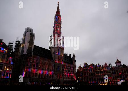 Bruxelles, Belgique. 30 janvier 2020. Un bâtiment sur Grand Place est éclairé avec des couleurs drapeau Union Jack. Crédit: Alexandros MICHAILIDIS/Alay Live News Banque D'Images