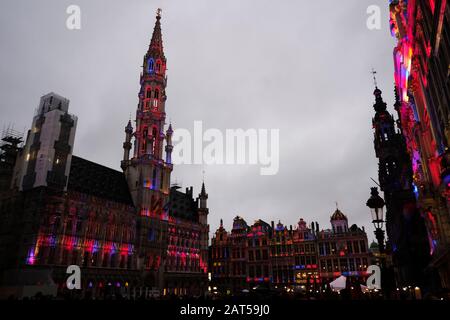 Bruxelles, Belgique. 30 janvier 2020. Un bâtiment sur Grand Place est éclairé avec des couleurs drapeau Union Jack. Crédit: Alexandros MICHAILIDIS/Alay Live News Banque D'Images