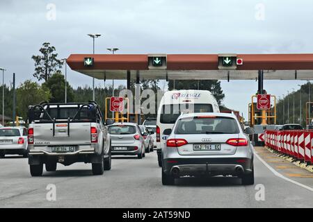 Plettenberg BAY, AFRIQUE DU SUD - 03 janvier 2019 : voitures traversant la porte de péage Tsitsikamma sur la route nationale N-2. Banque D'Images