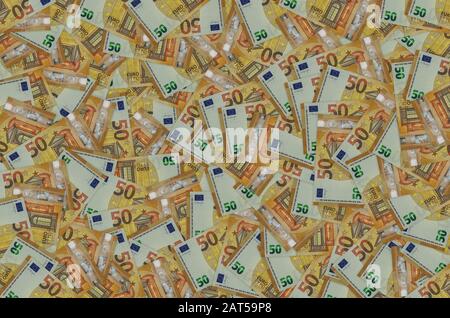 Modèle faisant partie d'un gros plan de billets de 50 euros avec de petits détails marron. Facture de devise européenne Banque D'Images