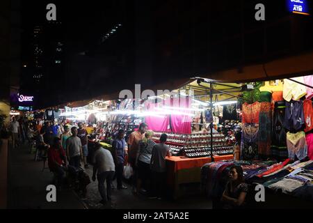 Bangkok, THAÏLANDE - 25 avril 2019 : les clients parcourguent les différents magasins du marché nocturne de Patpong. C'est une attraction touristique populaire dans la ville. Banque D'Images