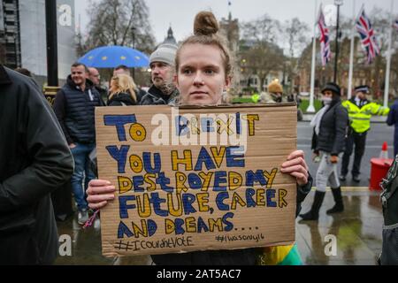 Westminster, Londres, 30 Janvier 2020. Un jeune manifestant tient son placarde. Des manifestants de nombreuses organisations pro-européennes, dont la SODEM de Steve Bray, Bath for Europe, campagne pour rejoindre l'UE et d'autres se sont réunis à l'extérieur du Parlement à Westminster pour célébrer la dernière journée complète de la Grande-Bretagne à l'intérieur de l'Union européenne crédit: Imagetraceur/Alay Live News Banque D'Images