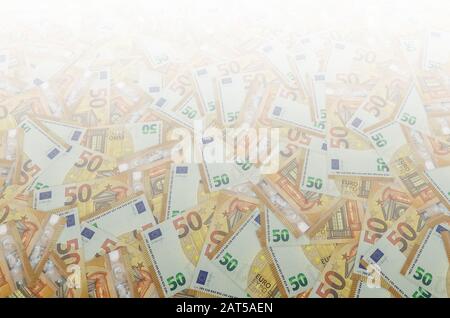 Modèle faisant partie d'un gros plan de billets de 50 euros avec de petits détails marron. Facture de devise européenne Banque D'Images