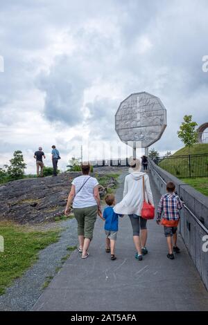 Une grand-mère avec sa fille et deux petits-fils tenant les mains A ils marchent vers le Big Nickel à Sudbury, en Ontario Banque D'Images