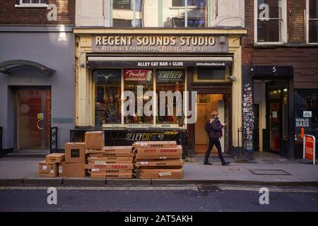 Regent Sounds Studio et magasin de guitares à Denmark Street, Londres avec une livraison de guitares sur le trottoir à l'extérieur Banque D'Images
