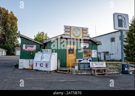 Le magasin historique de Wally's Dock Service au port De Little Current, île Manitoulin. Un endroit de ravitaillement important pour les plaisanciers dans le canal nord Banque D'Images