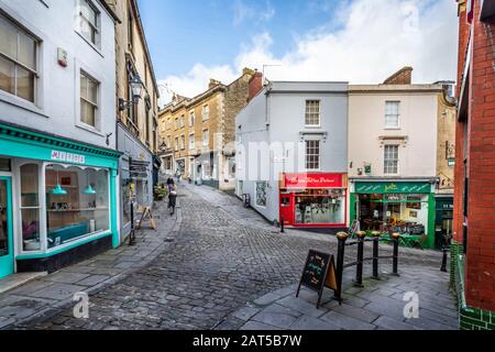 Regardez la recherche des pierres de galets de St Catherine's Hill, Frome, Somerset, Royaume-Uni, le 29 janvier 2020 Banque D'Images