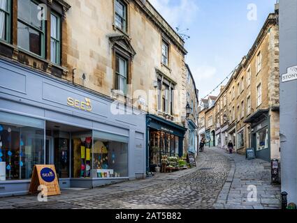 Regardez la recherche des pierres de galets de St Catherine's Hill, Frome, Somerset, Royaume-Uni, le 29 janvier 2020 Banque D'Images