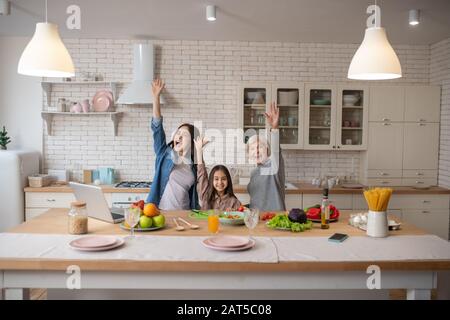 Maman, grand-mère, fille sont le matin ensemble dans la cuisine. Banque D'Images