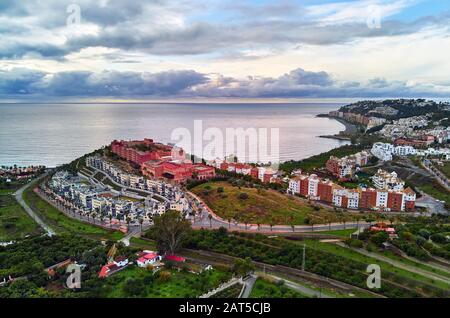 Almuñécar bord de mer colline ville photo aérienne, drone point de vue. Collines pittoresques, vallées, paysage agricole. Moody ciel nuageux au-dessus de la mer Espagne Banque D'Images