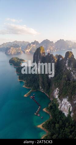 Khao Sok Thaïlande , drone vue aérienne sur le lac Banque D'Images