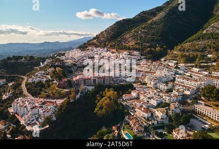 Photo aérienne vue lointaine charmante Mijas pueblo, typique village de montagne andalou blanchi à la chaux, maisons toits, petite ville, Malaga, Espagne Banque D'Images