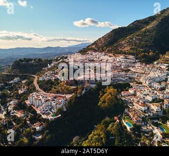 Photo aérienne vue lointaine charmante Mijas pueblo, typique village de montagne andalou blanchi à la chaux, maisons toits, petite ville, Malaga, Espagne Banque D'Images