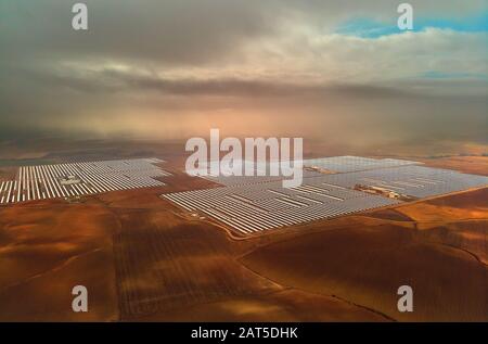 Image aérienne drone point de vue photo Gemasolar Concentré centrale solaire CSP, système génère l'énergie solaire. Séville, Espagne Banque D'Images