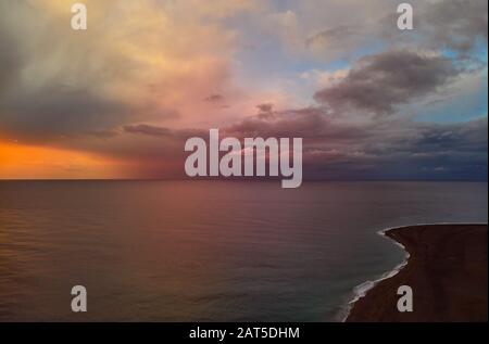 Pittoresque lumineux lever de soleil ou coucher de soleil au-dessus de la mer Méditerranée calme paisible eaux douces. Nuages moelleux le ciel du matin ou du soir. Espagne Banque D'Images