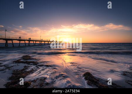 Coucher du soleil sur la jetée de Glenelg, Adélaïde, Australie Banque D'Images