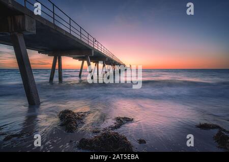 Coucher du soleil sur la jetée de Glenelg, Adélaïde, Australie Banque D'Images