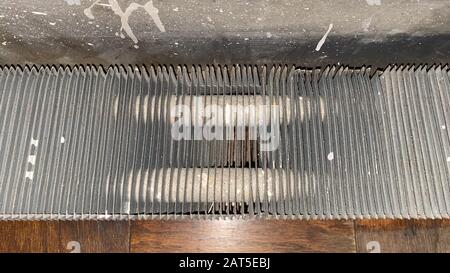 Un vieux radiateur d'eau chaude avec des déflecteurs utilisés pour chauffer des appartements à New York City Banque D'Images