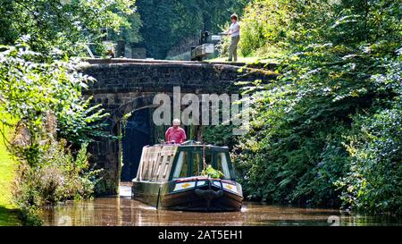 Narrowboat sortant d'une écluse sur le canal Macclesfield, Royaume-Uni Banque D'Images