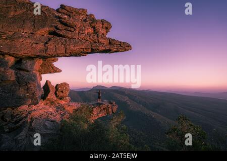 Un gars qui se tient debout à l'affût dans le parc national des Grampians, en Australie Banque D'Images