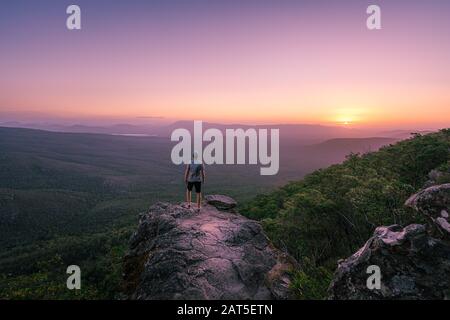 Un gars qui se tient debout à l'affût dans le parc national des Grampians, en Australie Banque D'Images