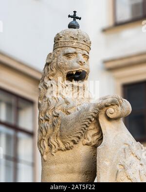 Figure d'un lion couronné en pierre (Vienne, Autriche) Banque D'Images