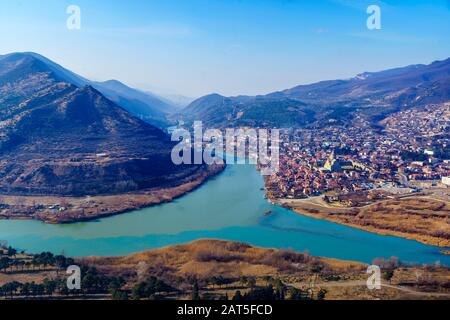 Géorgie, Mtskheta, confluent des rivières Kura et Aragvi, une rivière boueuse et claire. La vue depuis le monastère de Jvari. Montagnes caucasiennes, mona Banque D'Images