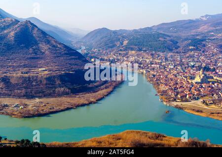 Géorgie, Mtskheta, confluent des rivières Kura et Aragvi, une rivière boueuse et claire. La vue depuis le monastère de Jvari. Montagnes caucasiennes, mona Banque D'Images